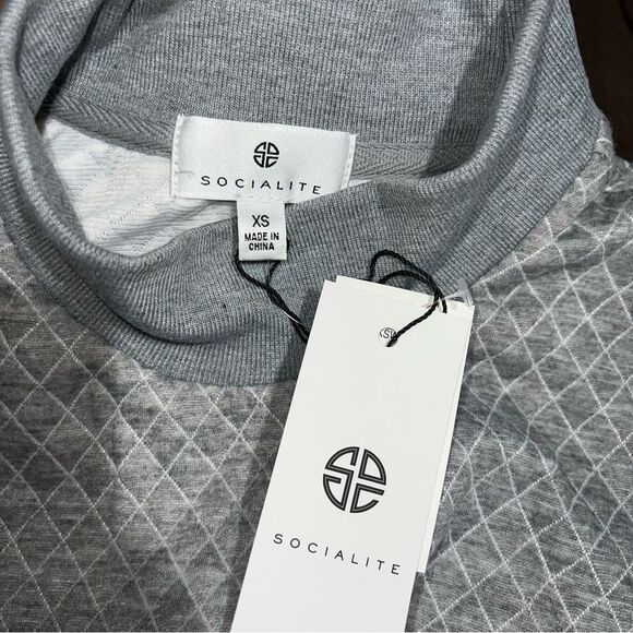 SOCIALITE Textured Mock Neck Pullover - Picture 10 of 11